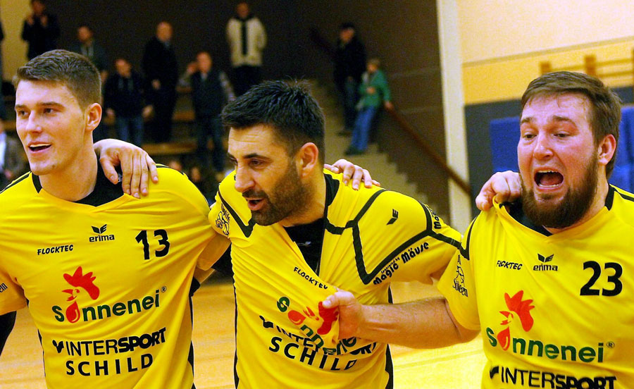 Freude und Erleichterung: Die Rotenburger (von links) Maurice Reyer, Petar Cutura und Jan-Oliver Holl bejubeln den Erfolg. Foto: Walger Freude und Erleichterung: Die Rotenburger (von links) Maurice Reyer, Petar Cutura und Jan-Oliver Holl bejubeln den Erfolg. Foto: Walger