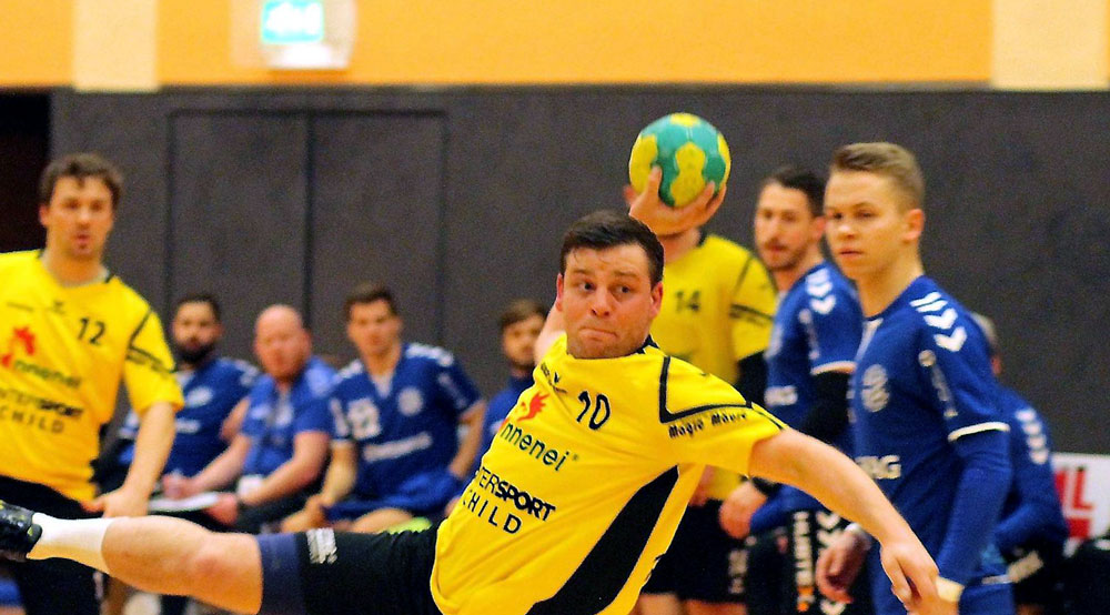 Völlig losgelöst: Der Rotenburger Phillip Debus kommt zum Wurf. Die Szene stammt aus der Partie der TGR gegen Hünfeld, die die Rotenburger mit 26:24 gewannen. Es war der bislang letzte Heimsieg des Teams von Robert Nolte. © Thomas Walger Völlig losgelöst: Der Rotenburger Phillip Debus kommt zum Wurf. Die Szene stammt aus der Partie der TGR gegen Hünfeld, die die Rotenburger mit 26:24 gewannen. Es war der bislang letzte Heimsieg des Teams von Robert Nolte. © Thomas Walger