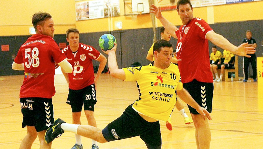 TG Rotenburg unterliegt starker HSG Fuldatal/Wolfsanger. Hier beim Wurf: Phillip Debus. Foto: Walger TG Rotenburg unterliegt starker HSG Fuldatal/Wolfsanger. Hier beim Wurf: Phillip Debus. Foto: Walger