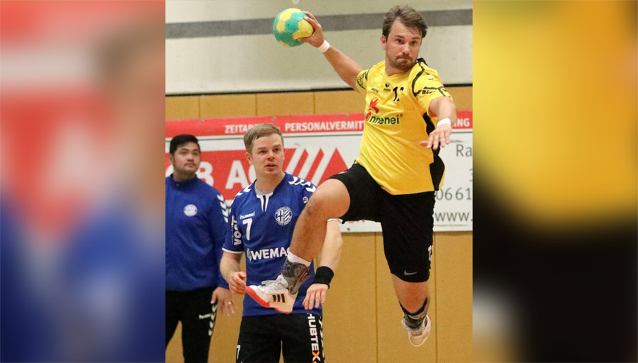 Und rein damit: Der siebenfache TGR-Torschütze Simon Golkowski hat sich gegen Michael Klein durchgesetzt. Foto: Görlich Und rein damit: Der siebenfache TGR-Torschütze Simon Golkowski hat sich gegen Michael Klein durchgesetzt. Foto: Görlich