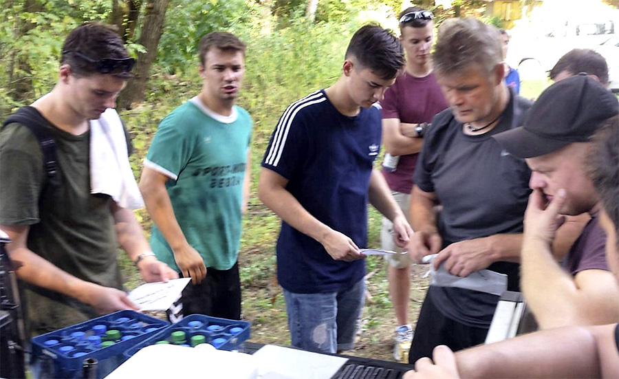 Bombenentschärfung: Die Handballer der TG Rotenburg bei einer Team-bildenden Maßnahme, bei der sie gleich mal den Alheimerturm retteten.© TGR/nh Bombenentschärfung: Die Handballer der TG Rotenburg bei einer Team-bildenden Maßnahme, bei der sie gleich mal den Alheimerturm retteten.© TGR/nh