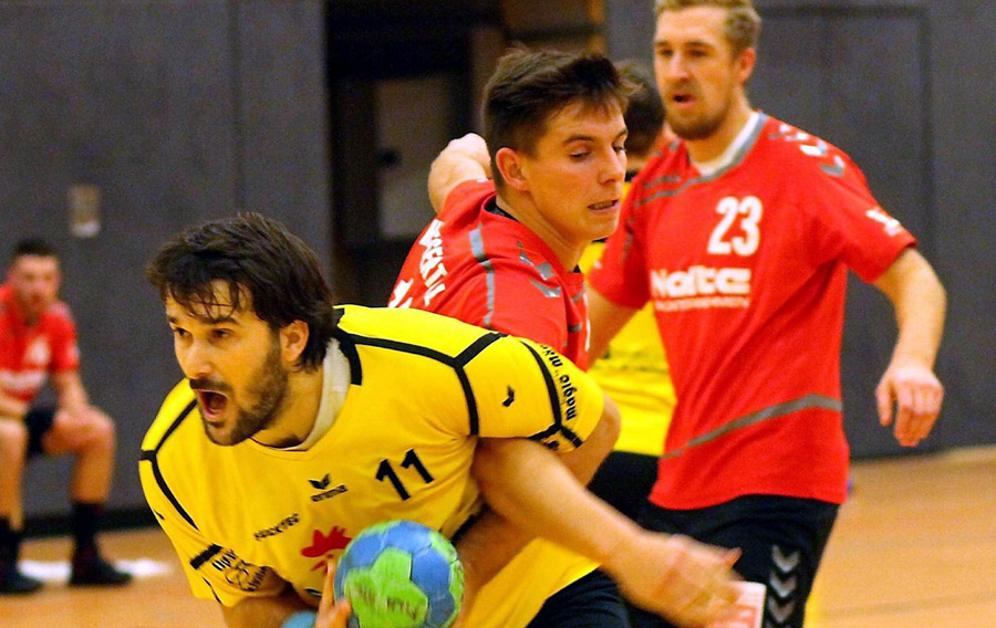 Der beste Rotenburger am Samstag: Tomislav Balic, der hier regelwidrig aufgehalten wird. Marcus Einhorn verwandelte den verhängten Siebenmeter wie sechs weitere sicher. Nach der Pause scheiterte der TGR-Rechtsaußen aber bei zwei Strafwürfen. Foto: Walger Der beste Rotenburger am Samstag: Tomislav Balic, der hier regelwidrig aufgehalten wird. Marcus Einhorn verwandelte den verhängten Siebenmeter wie sechs weitere sicher. Nach der Pause scheiterte der TGR-Rechtsaußen aber bei zwei Strafwürfen. Foto: Walger