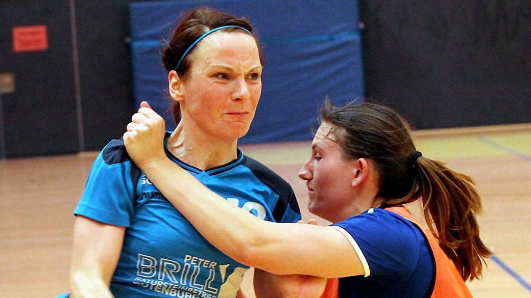 Torjägerinnen unter sich: Anette Lusky (links) gelangen für die TGR zwölf Treffer, ihrer früheren Teamkollegein Anna-Lena Geyer fünf für die TSG.© Thomas Wal ger Torjägerinnen unter sich: Anette Lusky (links) gelangen für die TGR zwölf Treffer, ihrer früheren Teamkollegein Anna-Lena Geyer fünf für die TSG.© Thomas Wal ger