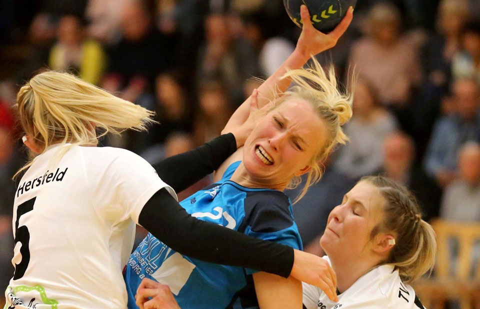 TGR-Trainer Sebastian Jaschinski braucht sie: Er hofft, dass Elisabeth Pippert, hier am Ball, rechtzeitig vor dem wichtigen Heimspiel gesund wird. © Friedhelm Eyert TGR-Trainer Sebastian Jaschinski braucht sie: Er hofft, dass Elisabeth Pippert, hier am Ball, rechtzeitig vor dem wichtigen Heimspiel gesund wird. © Friedhelm Eyert