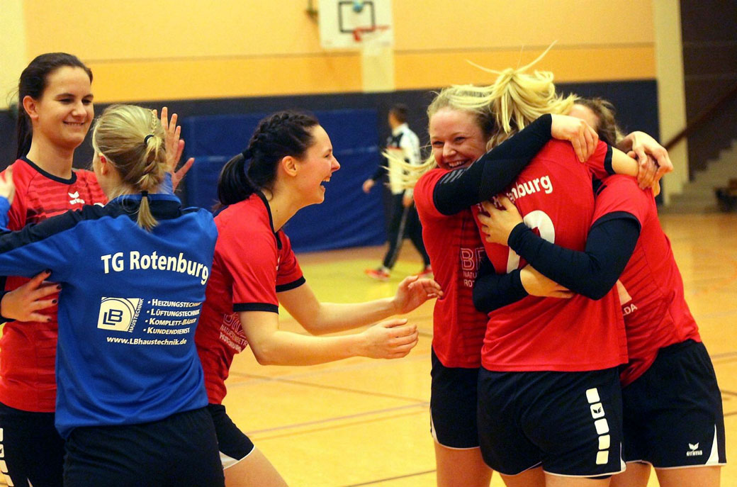 Raus mit den Emotionen: Die Rotenburgerinnen feierten ihren Sieg überschwänglich. © Thomas Walger Raus mit den Emotionen: Die Rotenburgerinnen feierten ihren Sieg überschwänglich. © Thomas Walger
