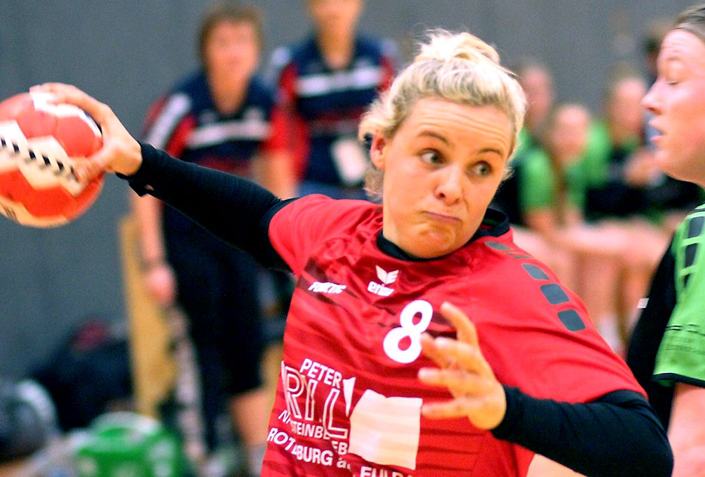 Entschlossen und mit Zug zum Tor agieren: Das muss die TGR gegen Vellmar tun. Regisseurin Marina Denk weiß, wie’s geht und macht es in dieser Szene vor. © Thomas Walger Entschlossen und mit Zug zum Tor agieren: Das muss die TGR gegen Vellmar tun. Regisseurin Marina Denk weiß, wie’s geht und macht es in dieser Szene vor. © Thomas Walger