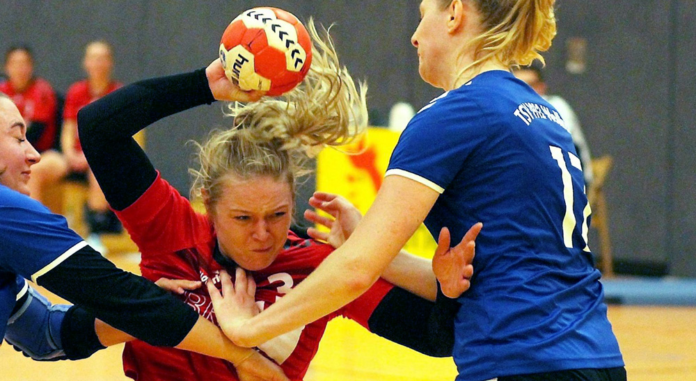 Wild entschlossen feuerte Michelle Horn (in Rot) nicht nur in dieser Szene aus dem Rückraum.© Thomas Walger Wild entschlossen feuerte Michelle Horn (in Rot) nicht nur in dieser Szene aus dem Rückraum.© Thomas Walger