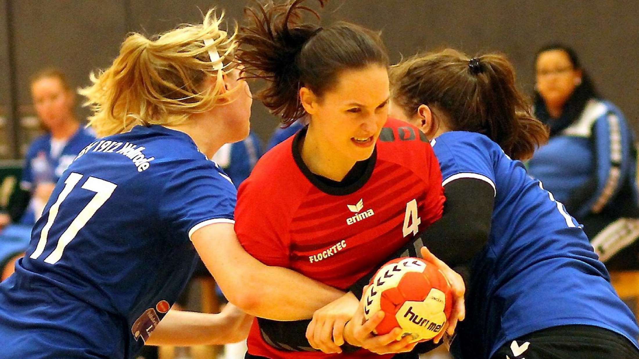 Sich will sich im Derby in Hersfeld trotz einer Verletzung am Finger durchbeißen: Nika Rollmann (in Rot). © Thomas Walger Sich will sich im Derby in Hersfeld trotz einer Verletzung am Finger durchbeißen: Nika Rollmann (in Rot). © Thomas Walger