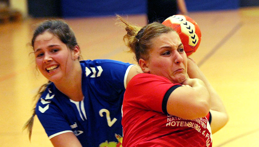 Ihre Tore werden auch in Nieste wieder gefragt sein: Neuzugang Yulia Makarova hat in ihren bisherigen Spielen für die TGR – so wie in dieser Szene gegen Wollrode – großes Durchsetzungsvermögen bewiesen. © Thomas Walger Ihre Tore werden auch in Nieste wieder gefragt sein: Neuzugang Yulia Makarova hat in ihren bisherigen Spielen für die TGR – so wie in dieser Szene gegen Wollrode – großes Durchsetzungsvermögen bewiesen. © Thomas Walger
