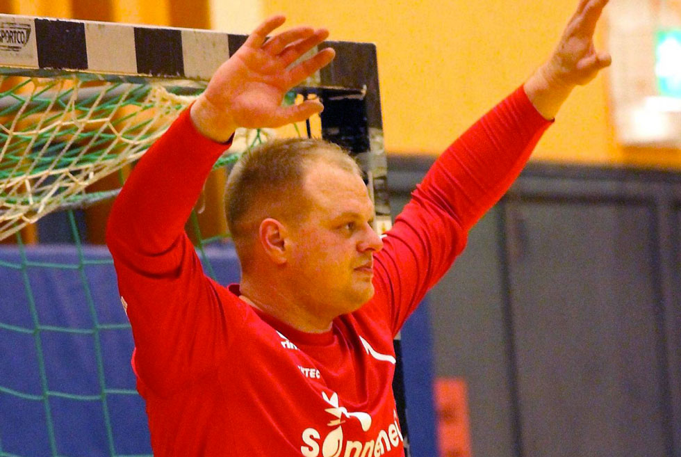 Alleinunterhalter im Kasten: Alexander Dick wird wohl der einzige Torhüter sein, den die TGR morgen in Ihringshausen aufbieten kann. © Thomas Walger