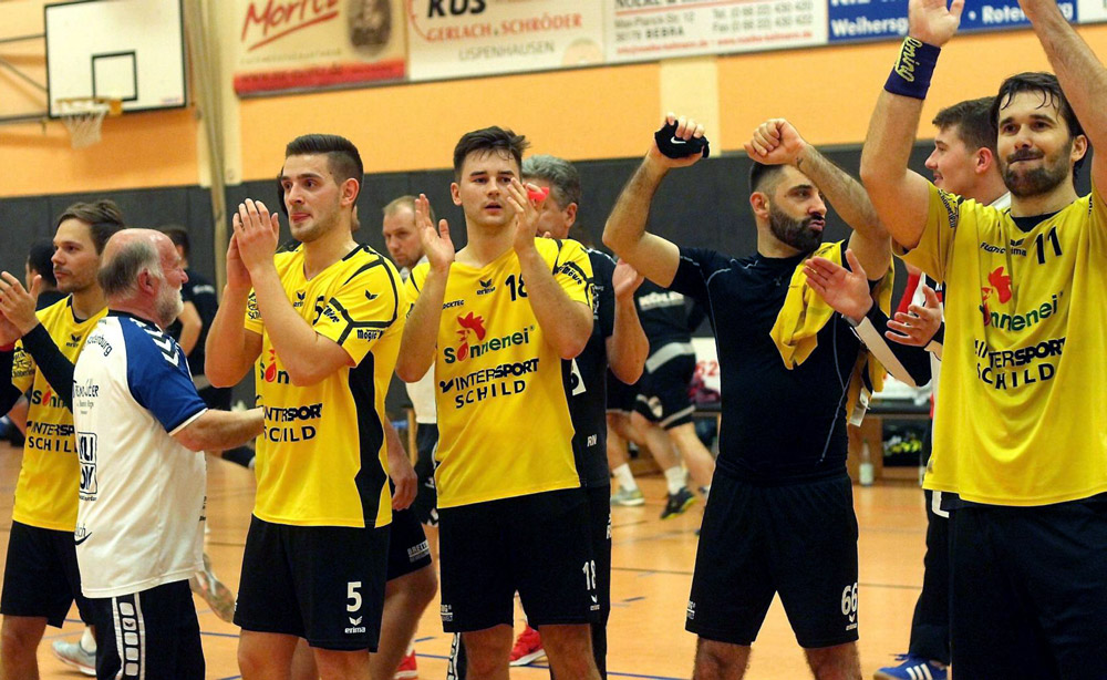 Applaus fürs Publikum und von den Anhängern: Die Männer der TG Rotenburg bereiteten ihrem Publikum gegen Wanfried viel Vergnügen und ließen sich feiern. © Thomas Walger Applaus fürs Publikum und von den Anhängern: Die Männer der TG Rotenburg bereiteten ihrem Publikum gegen Wanfried viel Vergnügen und ließen sich feiern. © Thomas Walger