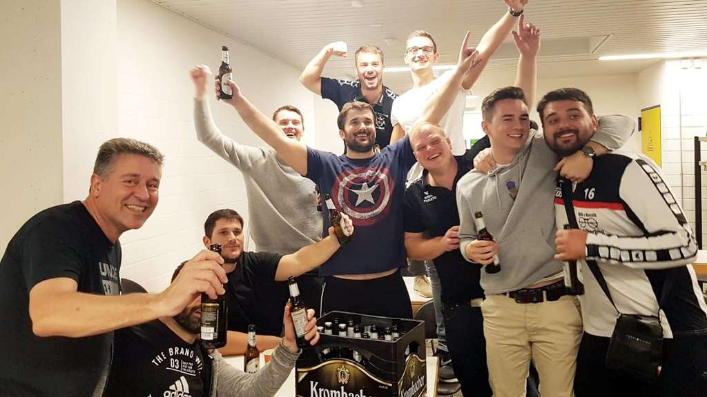 Ein Prost auf den zweiten Auswärtssieg: Die Rotenburger feiern ihren zweiten Auswärtserfolg in Bettenhausen noch in der Kabine. Ein Prost auf den zweiten Auswärtssieg: Die Rotenburger feiern ihren zweiten Auswärtserfolg in Bettenhausen noch in der Kabine.