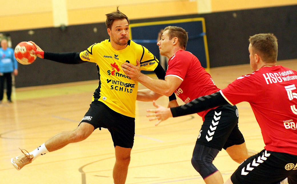 Lenkte gekonnt das Spiel seiner TGR: Martin Harbusch, der hier zum Wurf angesetzt hat, erhielt von seinem Trainer das Prädikat „Besonders wertvoll“. Er ist im Moment unser wichtigster Spieler“, lobte Robert Nolte. © Thomas Walger Lenkte gekonnt das Spiel seiner TGR: Martin Harbusch, der hier zum Wurf angesetzt hat, erhielt von seinem Trainer das Prädikat „Besonders wertvoll“. Er ist im Moment unser wichtigster Spieler“, lobte Robert Nolte. © Thomas Walger