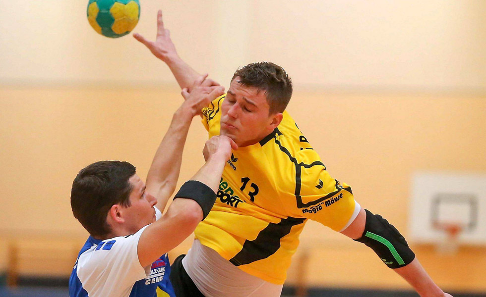 Bald wieder am Ball: Maurice Reyer (gelbes Trikot) musste sich einer Operation unterziehen, beginnt jetzt aber wieder mit leichtem Training. © thomas walger Bald wieder am Ball: Maurice Reyer (gelbes Trikot) musste sich einer Operation unterziehen, beginnt jetzt aber wieder mit leichtem Training. © thomas walger