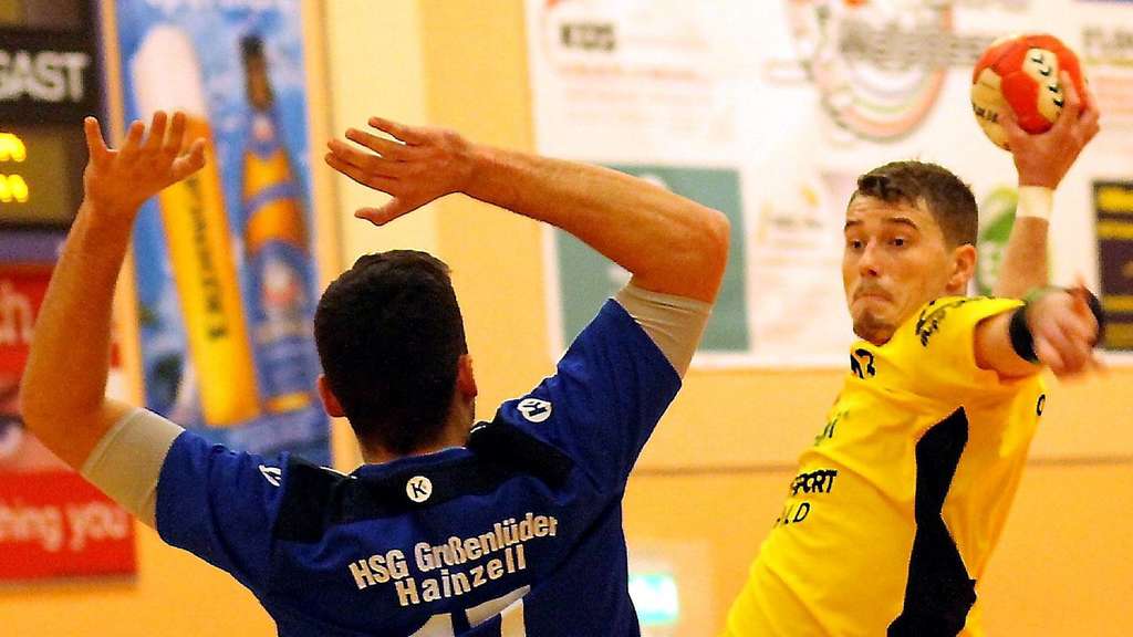 Und rein mit dem Ball: Maurice Reyer, der hier abzieht, gab dem Spitzenreiter aus Großenlüder und Hainzell gerade in der ersten Halbzeit manches Rätsel auf. © Thomas Walger Und rein mit dem Ball: Maurice Reyer, der hier abzieht, gab dem Spitzenreiter aus Großenlüder und Hainzell gerade in der ersten Halbzeit manches Rätsel auf. © Thomas Walger