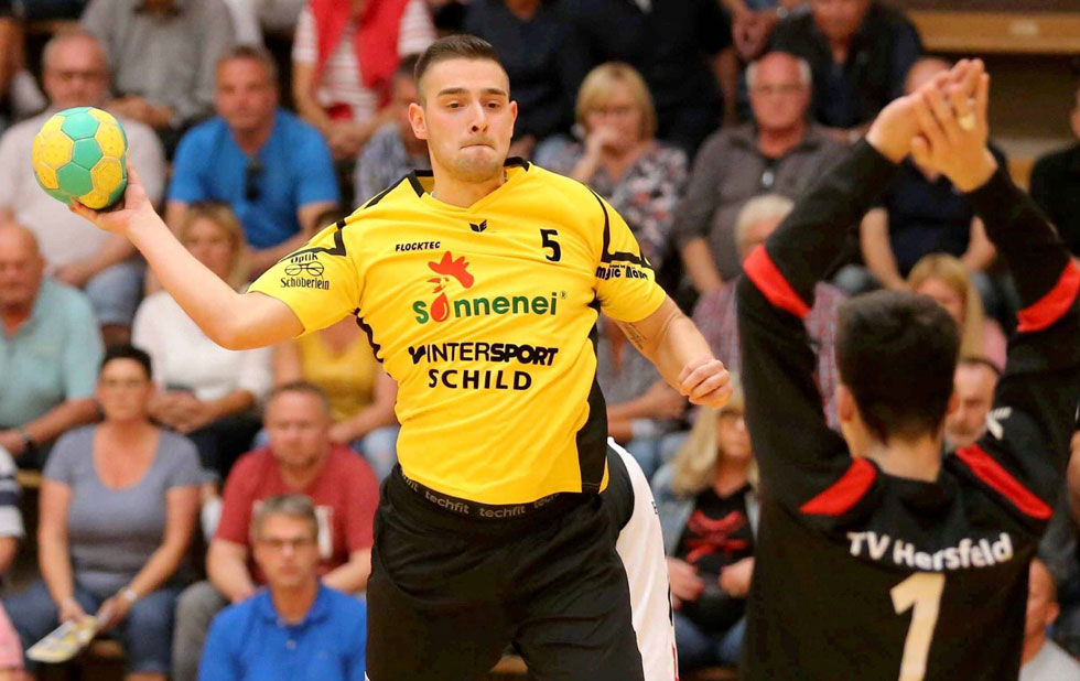 Rotenburgs Niklas Fischer in Aktion: Der Rückkehrer, der zuvor das Trikot des Hünfelder SV getragen hatte, überzeugte bei seinem Debüt vor allem in der Abwehr.© Friedhelm Eyert Rotenburgs Niklas Fischer in Aktion: Der Rückkehrer, der zuvor das Trikot des Hünfelder SV getragen hatte, überzeugte bei seinem Debüt vor allem in der Abwehr.© Friedhelm Eyert