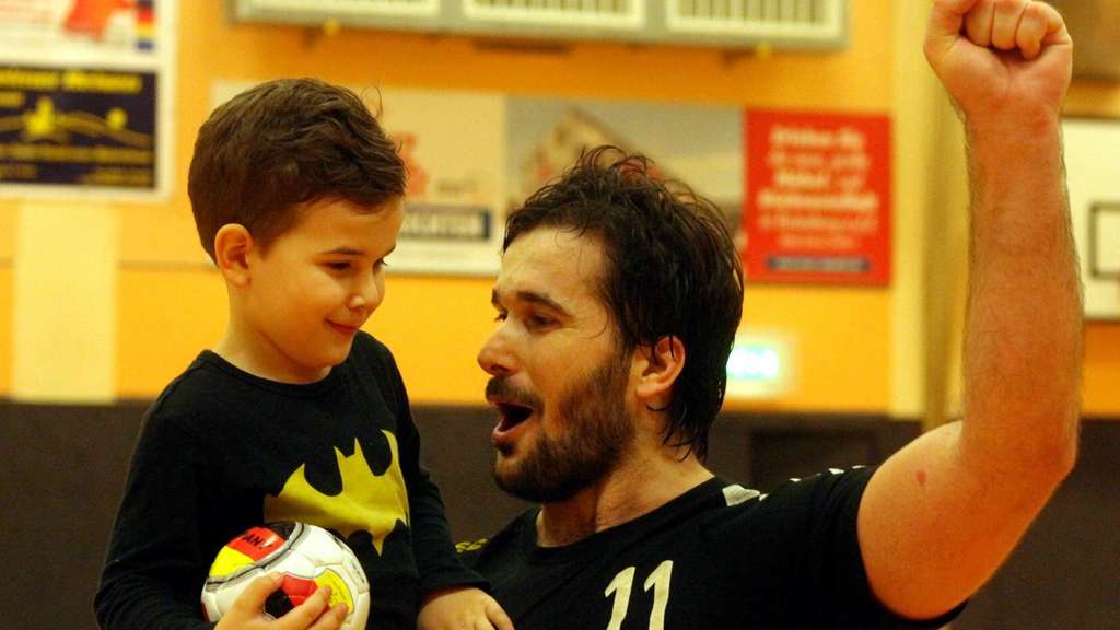 Was mein Papa alles kann - Tore werfen, tolle Pässe spielen, Gegentreffer verhindern und mich dann auch noch auf den Arm nehmen und jubeln: Tomislav Balic mit Sohn Lukas kurz nach Spielschluss.© Thomas Walger