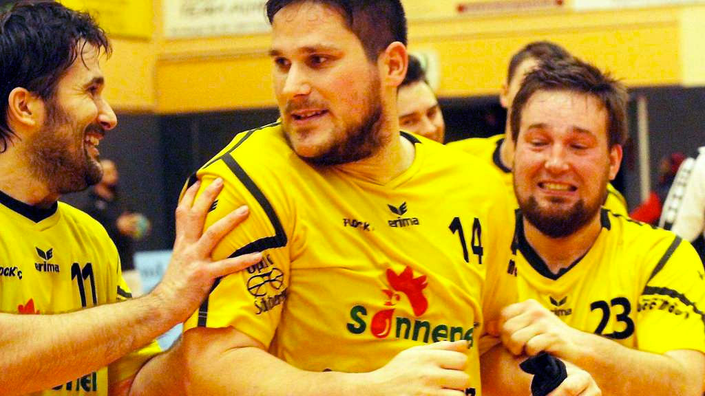 Der Höhenflug der TG Rotenburg geht weiter – sehr zur Freude von Tomislav Balic, seinem Bruder Boze und Kreisläufer Jan-Oliver Holl (von links). © Thomas Walger