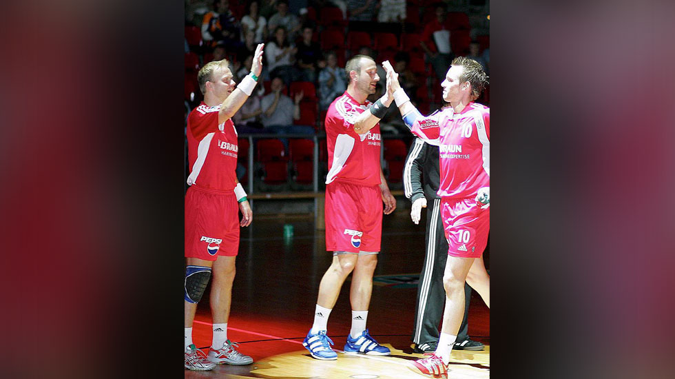 Melsungens Stars laufen ein: Daniel Holl (rechts) wird von Karsten Wöhler (links) und Markus Pregler auf dem Parkett begrüßt.© Bernd Hahn