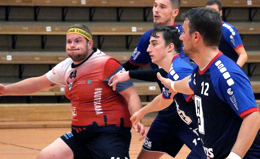 Abwehrbollwerk: Auch den bulligen Kreisläufer Tore Pfeiffer hatte der TGR-Mittelblock mit Maurice Reyer (hinten) und Luca Hagemann (Mitte) gegen den HSC Zierenberg meist im Griff. © Christopher Ziermann Abwehrbollwerk: Auch den bulligen Kreisläufer Tore Pfeiffer hatte der TGR-Mittelblock mit Maurice Reyer (hinten) und Luca Hagemann (Mitte) gegen den HSC Zierenberg meist im Griff. © Christopher Ziermann