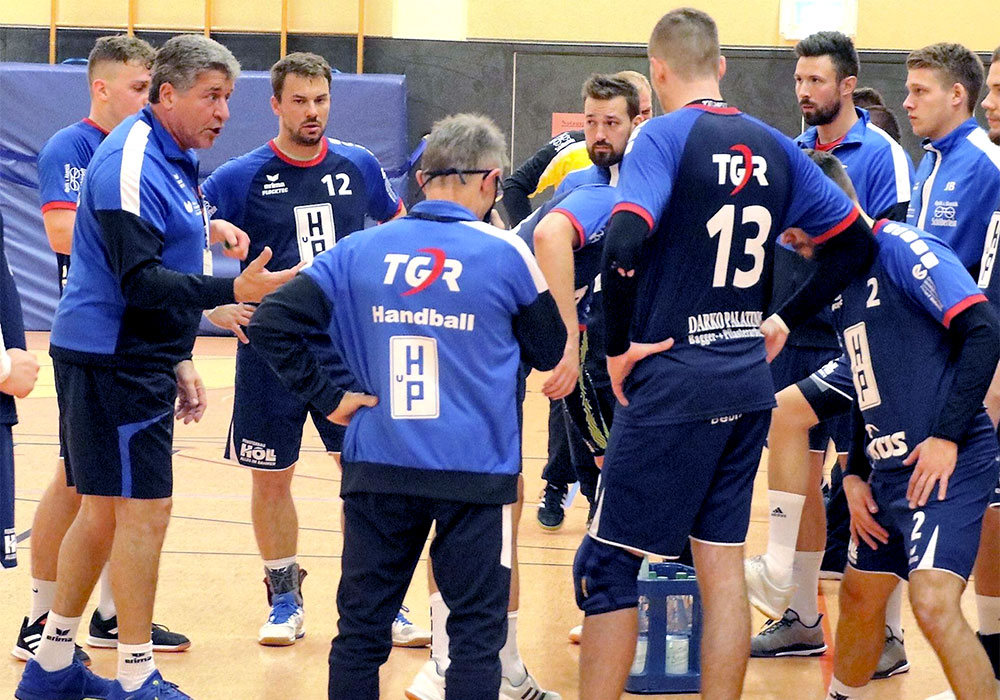 Das Saisonende war abzusehen: Die Handballer der TG Rotenburg und Trainer Robert Nolte (links) hoffen nun auf eine normale Vorbereitung ab Juni.© Christopher Ziermann