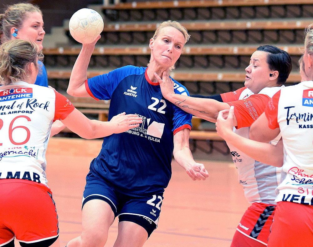 Schwieriges Unterfangen: Rotenburgs Elisabeth Pippert (in Blau) versucht sich hier gegen Paulina Ulrich (links daneben) und Nathalie Rull (rechts daneben) durchzusetzen. © Alicia Kreth