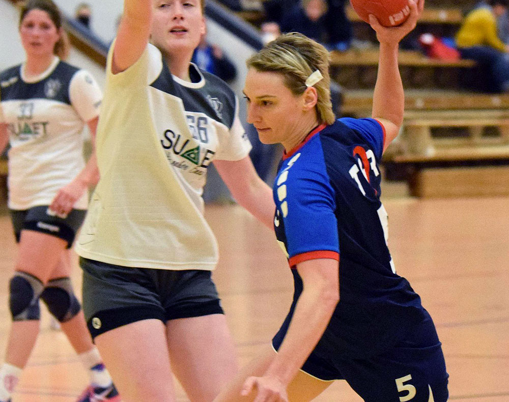 Und vorbei! Jennifer Malsch (rechts) lässt ihre Gegenspielerin aus Reichensachsen in dieser Szene stehen.© Alicia Kreth