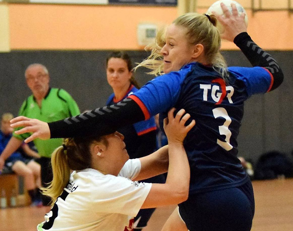 Vor ihr warnt Wollrodes Trainerin: Rotenburgs Michelle Horn (rechts), die sich hier gegen Hersfelds Alina Braun durchsetzt und vergangenes Wochenende wegen einer Roten Karte früh das Parkett verließ.© Alicia Kreth Vor ihr warnt Wollrodes Trainerin: Rotenburgs Michelle Horn (rechts), die sich hier gegen Hersfelds Alina Braun durchsetzt und vergangenes Wochenende wegen einer Roten Karte früh das Parkett verließ.© Alicia Kreth