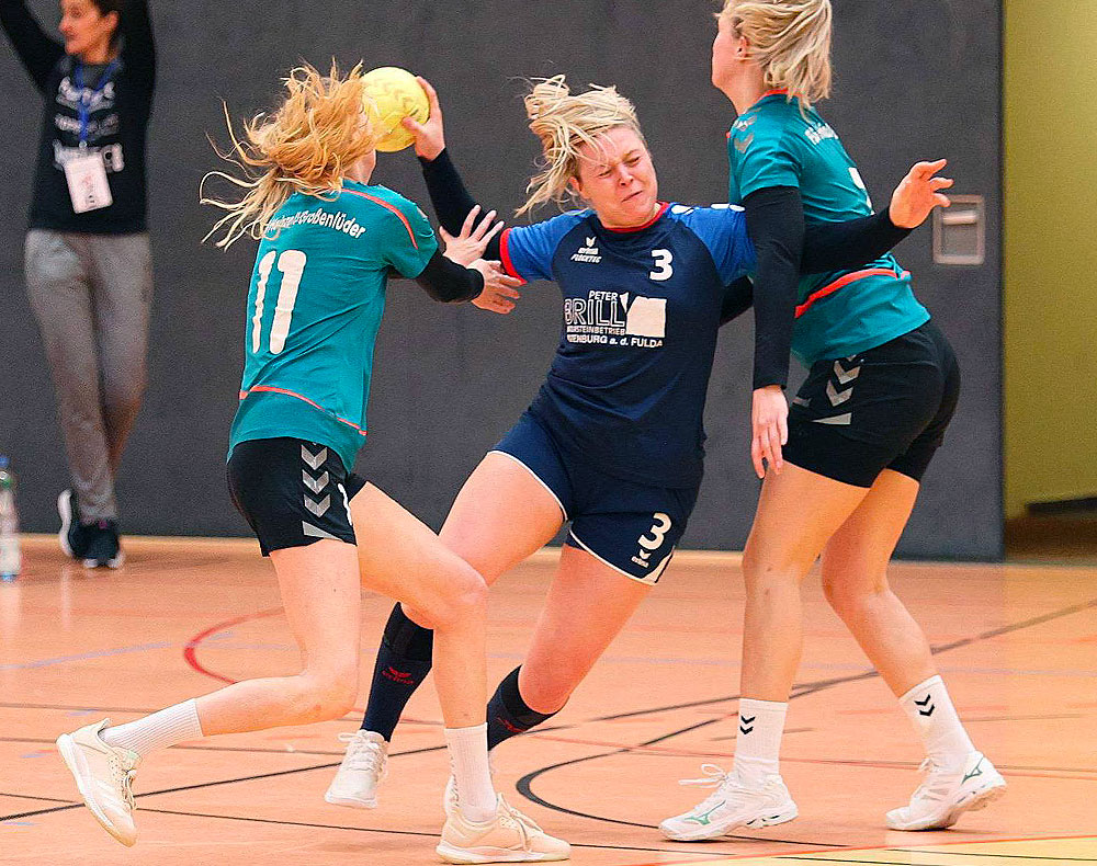 Kein Durchkommen: Rotenburgs Michelle Horn versucht sich hier gegen zwei Spielerinnen der Gäste, die ihren Angriff unter anderem durch einen Griff an den Wurfarm unterbinden.© Stefan Kost-Siepl