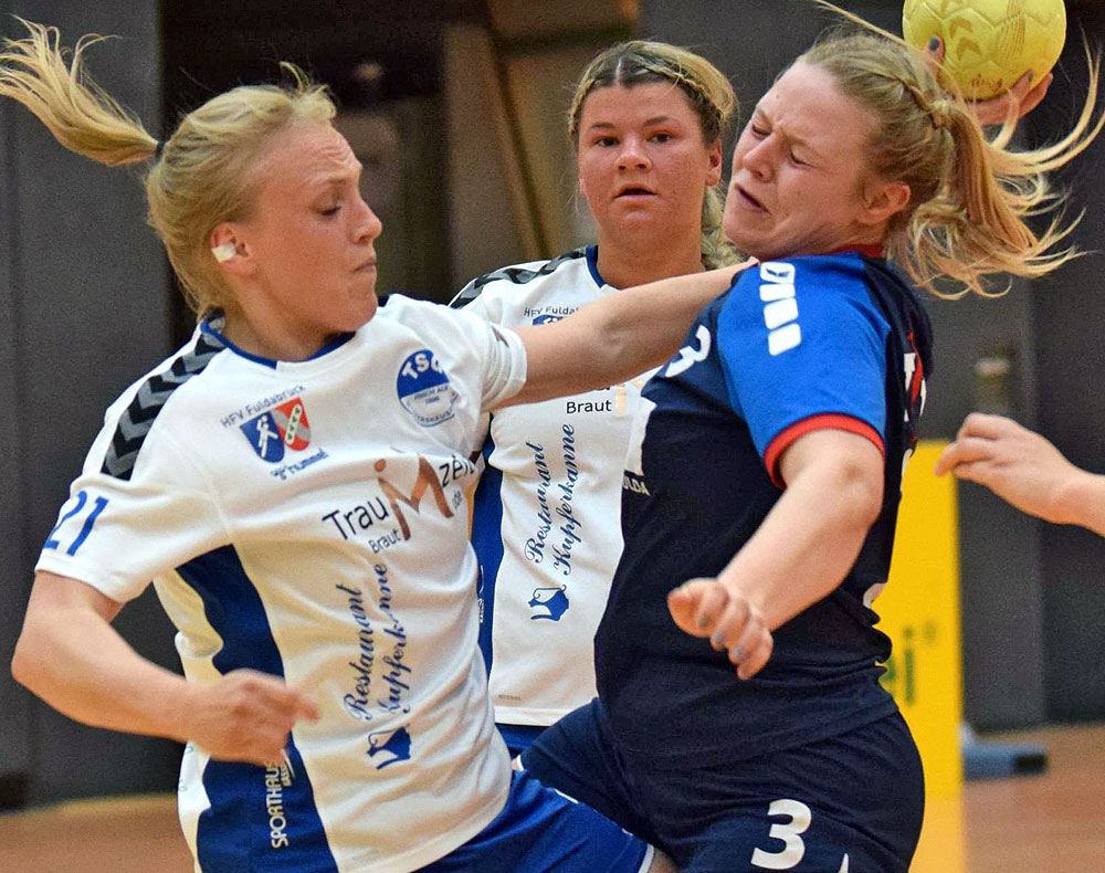 In Bedrängnis: Rotenburgs Michelle Horn (rechts) wird von Dittershausens Kathrin Hoppe gestoppt. © Alicia Kreth