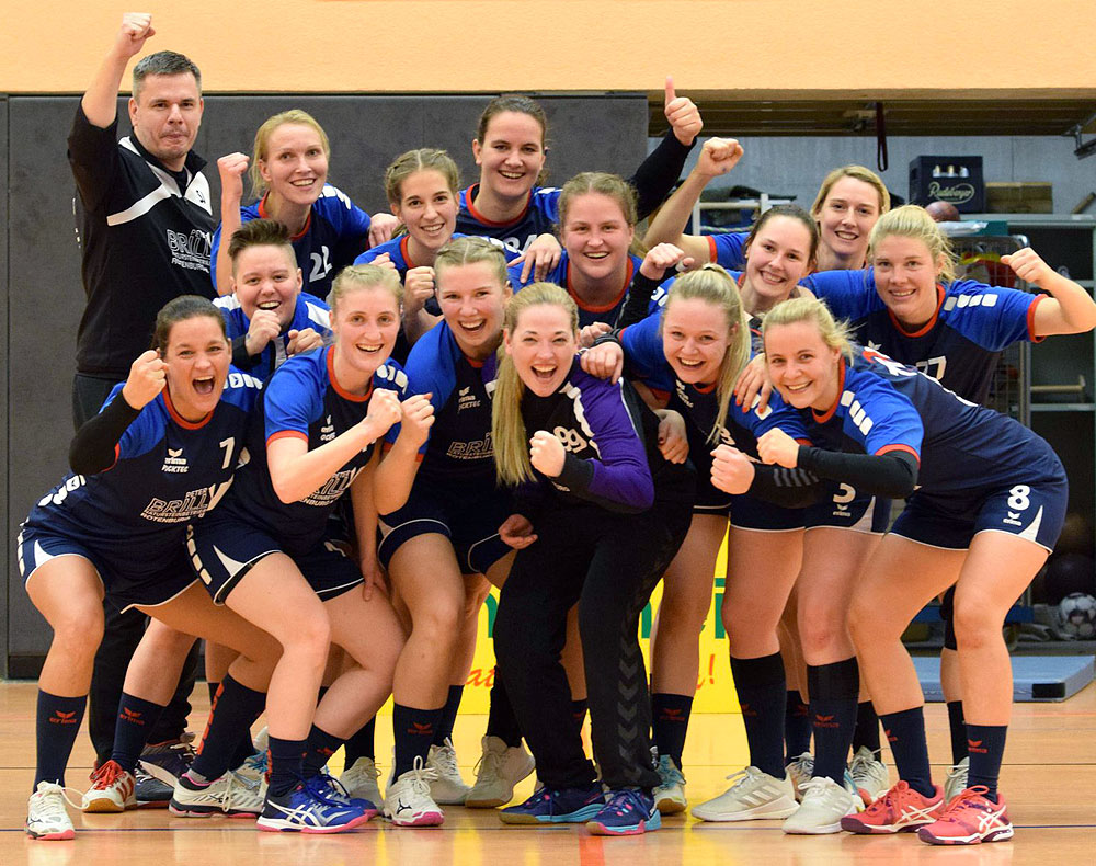 Mit dem Spielstand im Rücken bejubeln die TGR-Handballerinnen und Trainer Sebastian Jaschinski den ersten Sieg. © Alicia Kreth