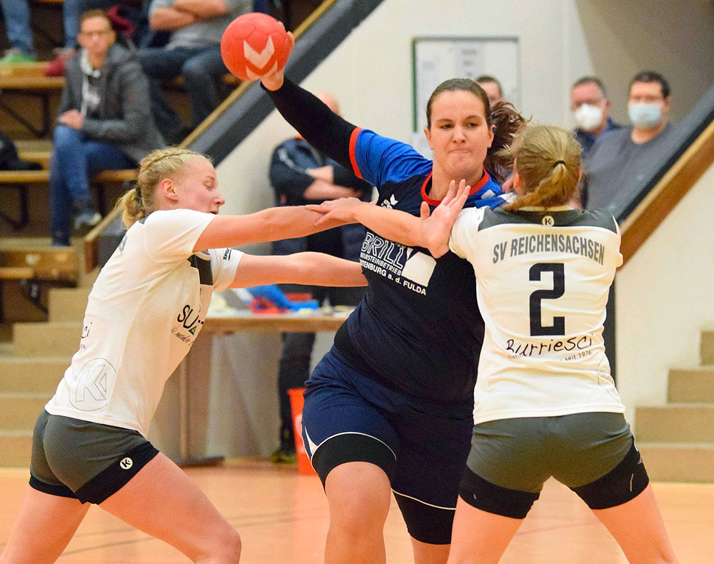 Stütze im Hinspiel: Rotenburgs Stefanie Deringer (Mitte), die sich hier gegen Sophie Hohmann (links) und Lisa Weiner durchsetzt, erzielte in Wollrode sieben Treffer.© Alicia Kreth Stütze im Hinspiel: Rotenburgs Stefanie Deringer (Mitte), die sich hier gegen Sophie Hohmann (links) und Lisa Weiner durchsetzt, erzielte in Wollrode sieben Treffer.© Alicia Kreth