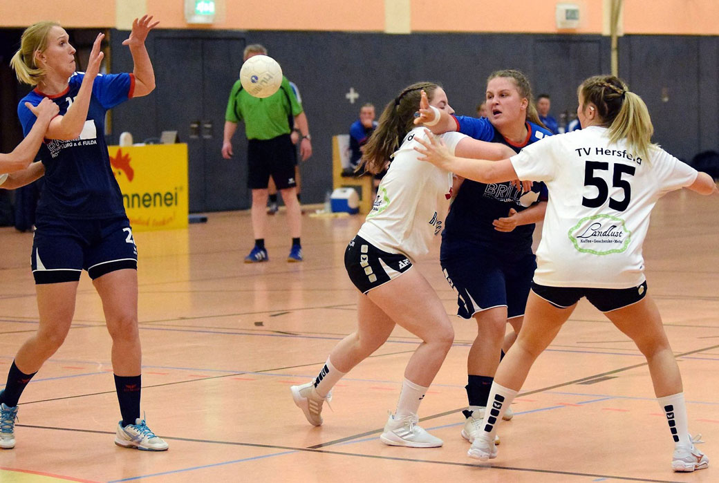 Machte ordentlich Betrieb in der Offensive: Rotenburgs Neuzugang Christina Stiefel (Zweite von rechts), die hier von Alina Braun (rechts) und Lara Raguse gestört wird, beim Pass zu Elisabeth Pippert (links).© Alicia Kreth Machte ordentlich Betrieb in der Offensive: Rotenburgs Neuzugang Christina Stiefel (Zweite von rechts), die hier von Alina Braun (rechts) und Lara Raguse gestört wird, beim Pass zu Elisabeth Pippert (links).© Alicia Kreth