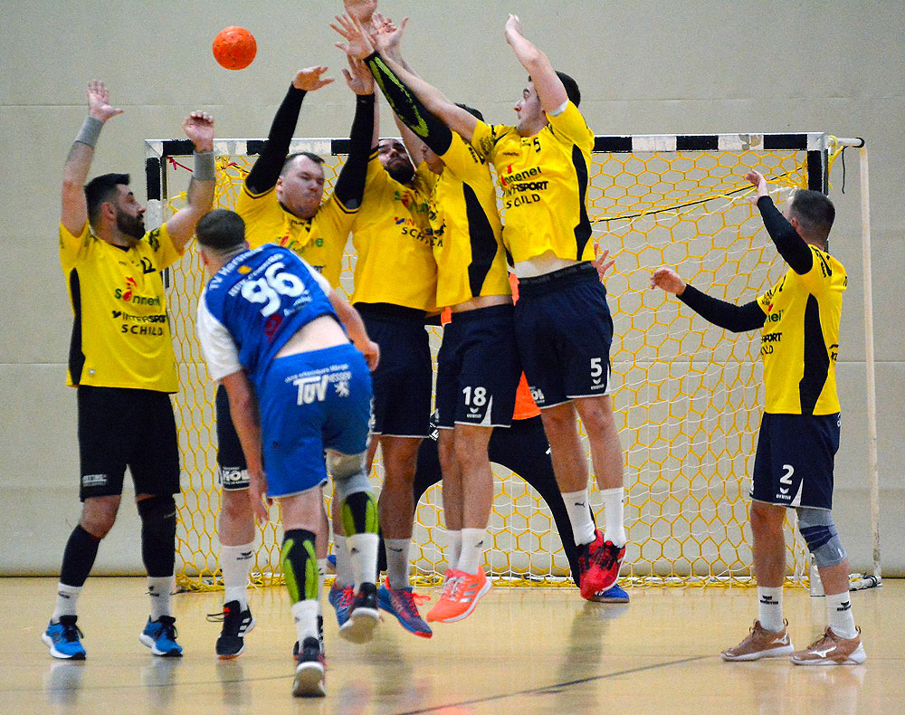 Freiwurf kurz vor der Pause: Lukas Berger – mit Rückennummer 96 – wirft den Freistoß kurz vor der Pause knapp über das Rotenburger Tor.© Hartmut Wenzel Freiwurf kurz vor der Pause: Lukas Berger – mit Rückennummer 96 – wirft den Freistoß kurz vor der Pause knapp über das Rotenburger Tor.© Hartmut Wenzel