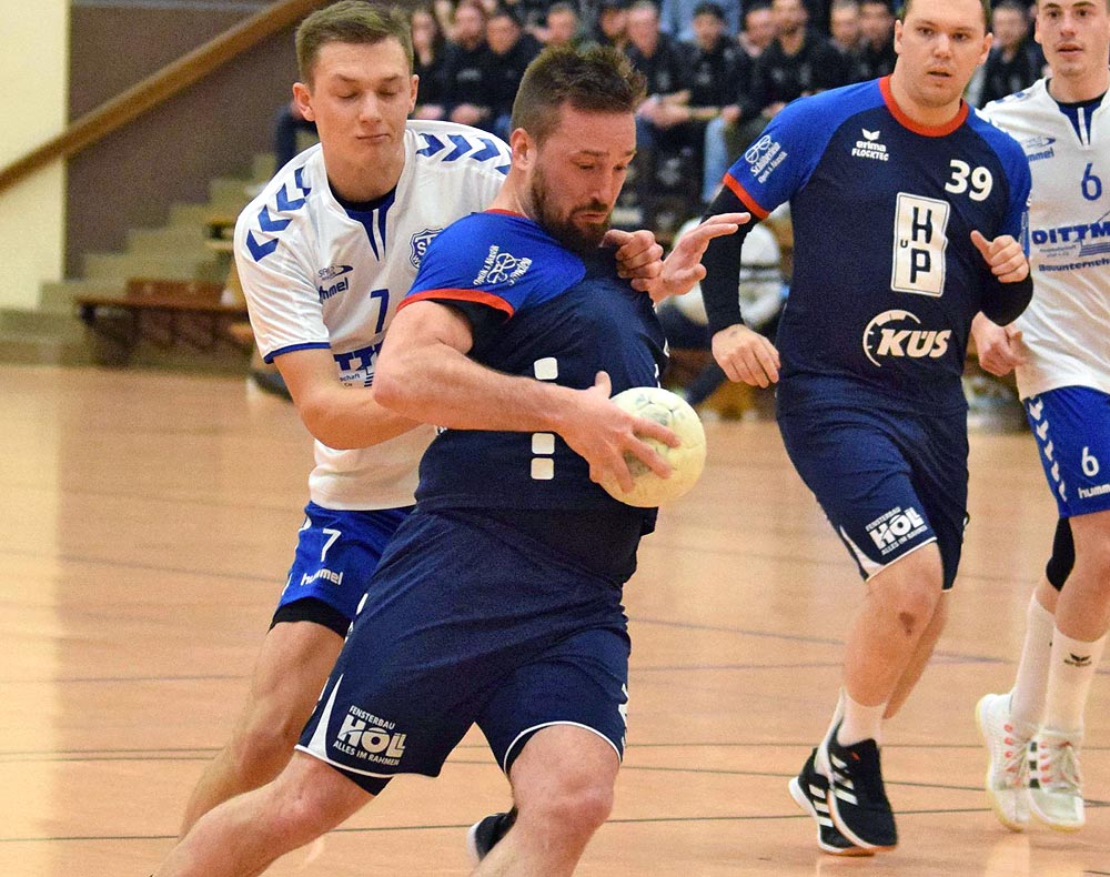 Ein großer Kampf kommt am Samstag auf die Handballer der TG Rotenburg um Jan-Oliver Holl (vorn) zu, der sich hier gegen Wollrodes Finn Schulze durchsetzt.© Alicia Kreth Ein großer Kampf kommt am Samstag auf die Handballer der TG Rotenburg um Jan-Oliver Holl (vorn) zu, der sich hier gegen Wollrodes Finn Schulze durchsetzt.© Alicia Kreth