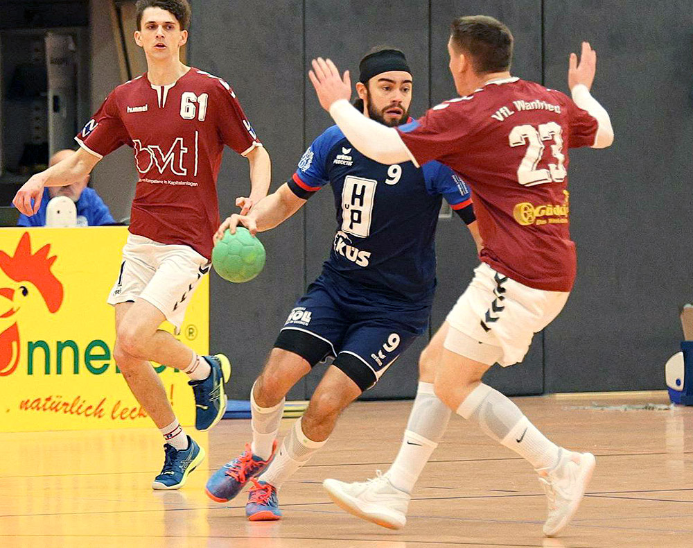 Kein Durchkommen: Rotenburgs Janik Hagemann (Mitte) wird von Wanfrieds Niclas Keller (links) und Florian Bley am schnellen Gegenstoß gehindert.© Stefan Kost-Siepl