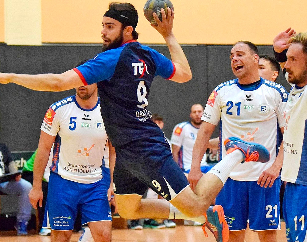 Flog der Deckung der Gäste davon: Rotenburgs Janik Hagemann (von links). Die Bettenhäuser Daniel Botte und Igor Schuldes können nur noch hinterherschauen. © Alicia Kreth Flog der Deckung der Gäste davon: Rotenburgs Janik Hagemann (von links). Die Bettenhäuser Daniel Botte und Igor Schuldes können nur noch hinterherschauen. © Alicia Kreth