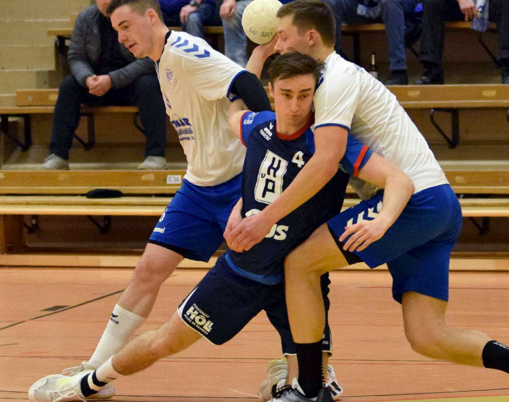 In die Mangel genommen: Rotenburgs Luca Hagemann (Mitte) wird in dieser Szene von den Wollrödern Kevin Gockell (links) und Finn Schulze am Wurf gehindert.© Alicia Kreth In die Mangel genommen: Rotenburgs Luca Hagemann (Mitte) wird in dieser Szene von den Wollrödern Kevin Gockell (links) und Finn Schulze am Wurf gehindert.© Alicia Kreth