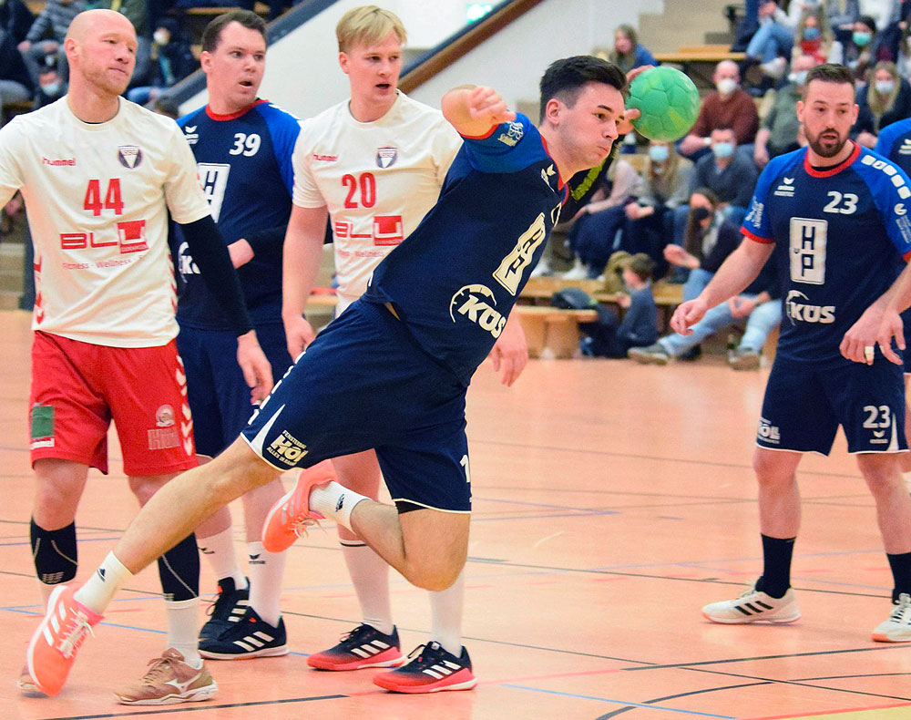 Im Anflug: Die Handballer der TG Rotenburg um Luca Schuhmann (vorn) können sich morgen gegen den Hünfelder SV für die knappe Hinspiel-Niederlage revanchieren. Dafür muss laut Robert Nolte aber alles passen.© Alicia Kreth Im Anflug: Die Handballer der TG Rotenburg um Luca Schuhmann (vorn) können sich morgen gegen den Hünfelder SV für die knappe Hinspiel-Niederlage revanchieren. Dafür muss laut Robert Nolte aber alles passen.© Alicia Kreth