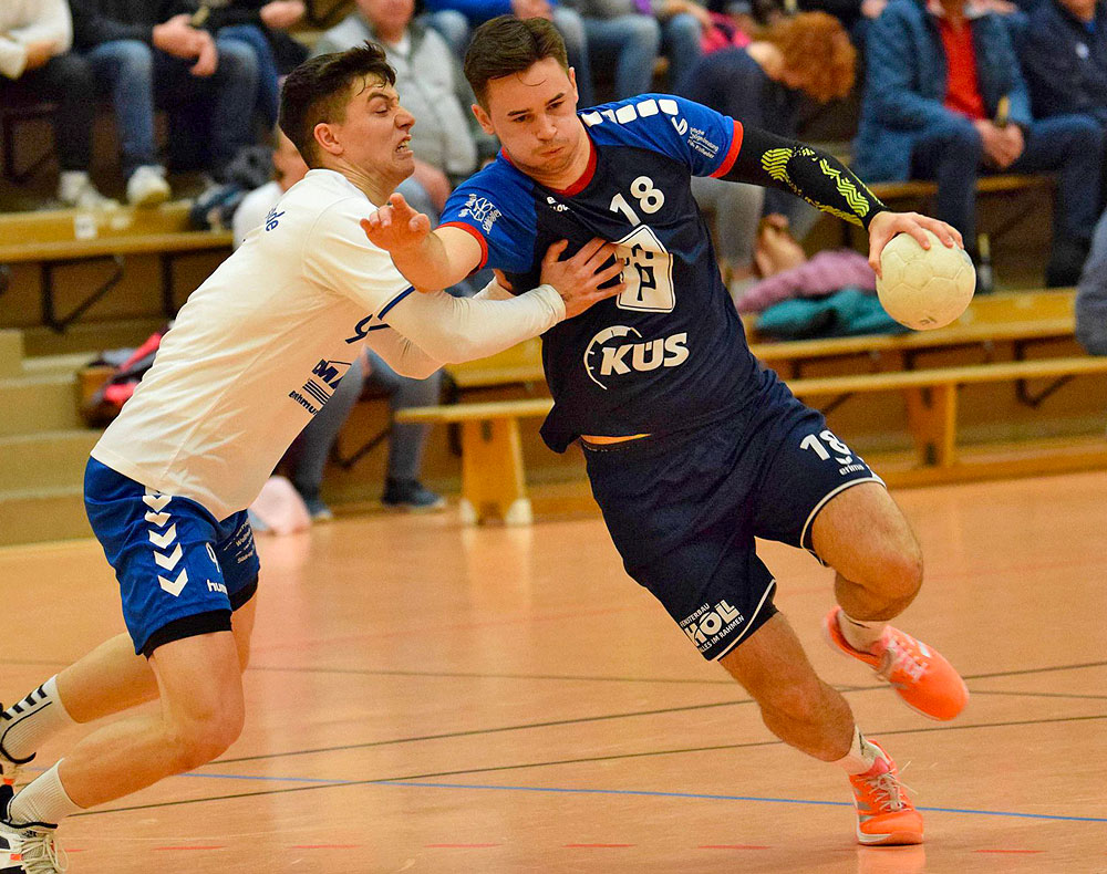 Der Gegner bekommt keinen Zugriff: Rotenburgs Luca Schuhmann (rechts), der in Guxhagen sieben Treffer zum Sieg beisteuerte, setzt sich gegen Wollrodes Jan Habenicht durch.© Alicia Kreth Der Gegner bekommt keinen Zugriff: Rotenburgs Luca Schuhmann (rechts), der in Guxhagen sieben Treffer zum Sieg beisteuerte, setzt sich gegen Wollrodes Jan Habenicht durch.© Alicia Kreth