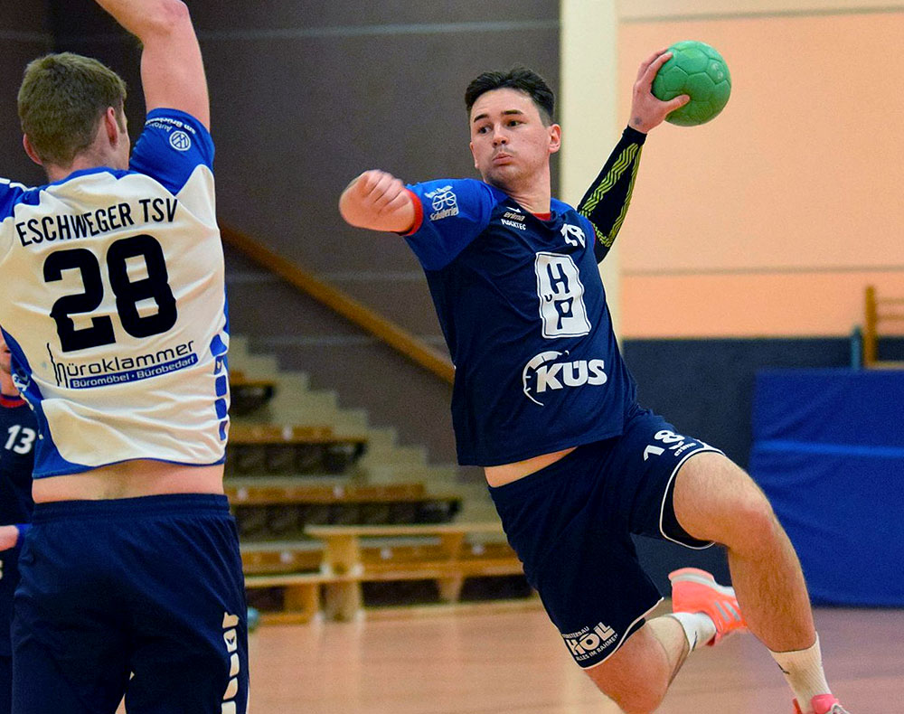 Steigt am Samstag zum vorerst letzten Mal in Rotenburg in die Luft: Luca Schuhmann (rechts), der nach der Saison zur HSG Rodgau Nieder-Roden wechselt. © Stefan Kost-Siepl Steigt am Samstag zum vorerst letzten Mal in Rotenburg in die Luft: Luca Schuhmann (rechts), der nach der Saison zur HSG Rodgau Nieder-Roden wechselt. © Stefan Kost-Siepl