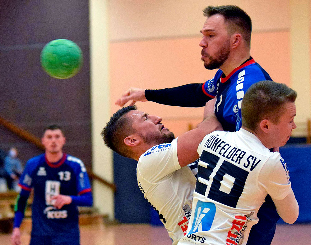 Harter Kampf: Rotenburgs Martin Harbusch (blaues Trikot) wird von Hünfelds Felix Kircher (links) und Julian Möller beim Torwurf gestört.© Alicia Kreth Harter Kampf: Rotenburgs Martin Harbusch (blaues Trikot) wird von Hünfelds Felix Kircher (links) und Julian Möller beim Torwurf gestört.© Alicia Kreth