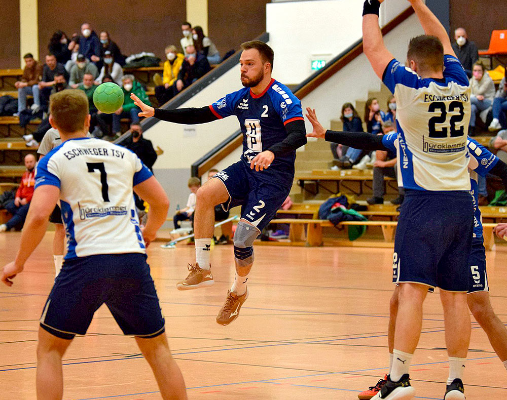 Hielt die TGR auch nach der Pause noch einmal im Spiel: Martin Harbusch (Mitte), hier im Spiel gegen Eschwege, war vom Siebenmeterpunkt wie so oft ein Torgarant.© Alicia Kreth