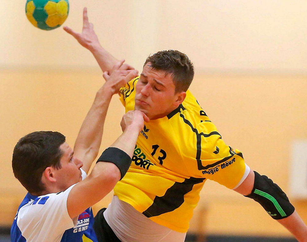 Harte Zweikämpfe – so wie hier der Hersfelder Andreas Krause (in Blau) gegen Maurice Reyer (TG Rotenburg)© Friedhelm Eyert Harte Zweikämpfe – so wie hier der Hersfelder Andreas Krause (in Blau) gegen Maurice Reyer (TG Rotenburg)© Friedhelm Eyert