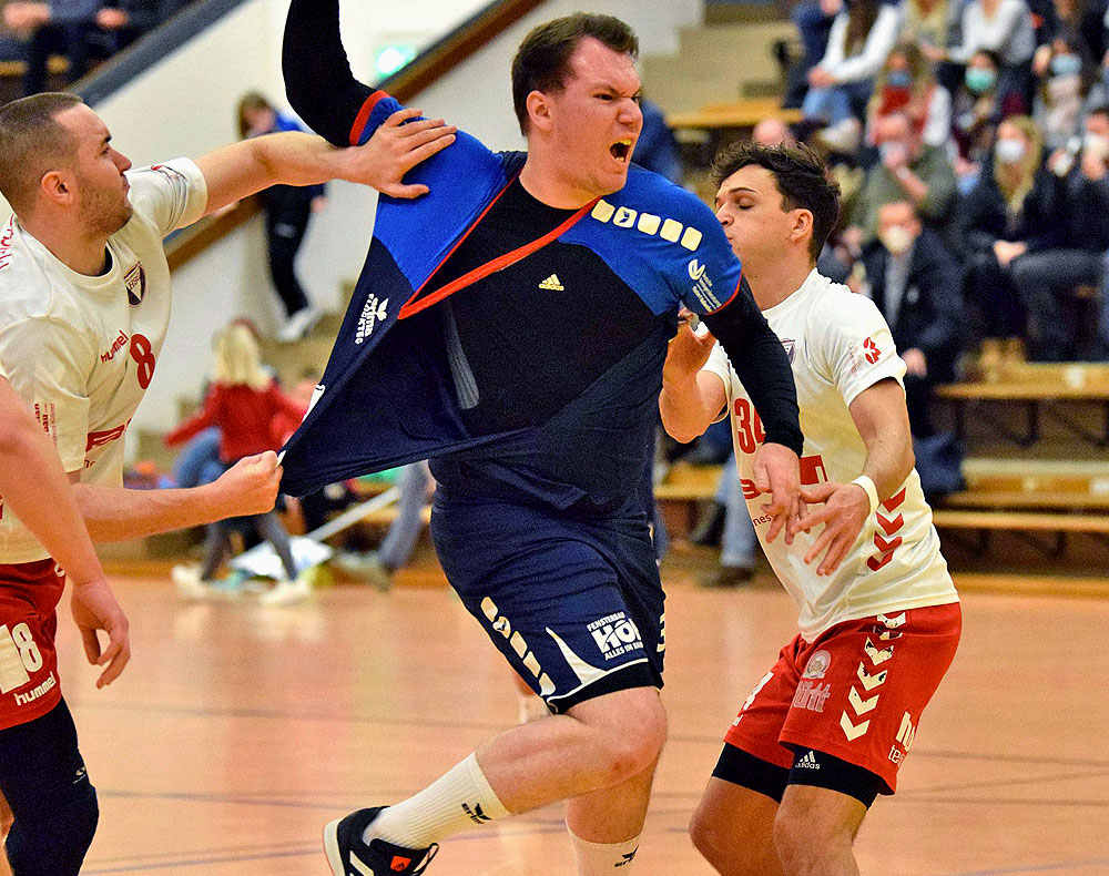 Raue Sitten: Körles Magnus Rulff (links) hält Rotenburgs Philipp Hartung während des Wurfs am Trikot. Der trifft; das Leibchen besteht der Härtetest jedoch nicht und hängt anschließend in Fetzen.© Alicia Kreth