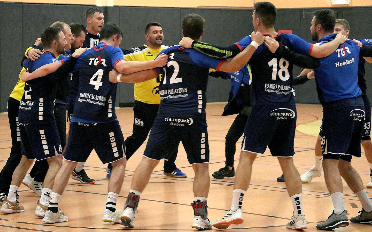 Hoffen auf einen erfolgreichen Saisonstart in der Ferne: Die Handballer der TG Rotenburg wollen am Samstag beim Hünfelder SV jubeln, so wie auf diesem Foto aus der vergangenen Saison.© Christopher Ziermann Hoffen auf einen erfolgreichen Saisonstart in der Ferne: Die Handballer der TG Rotenburg wollen am Samstag beim Hünfelder SV jubeln, so wie auf diesem Foto aus der vergangenen Saison.© Christopher Ziermann