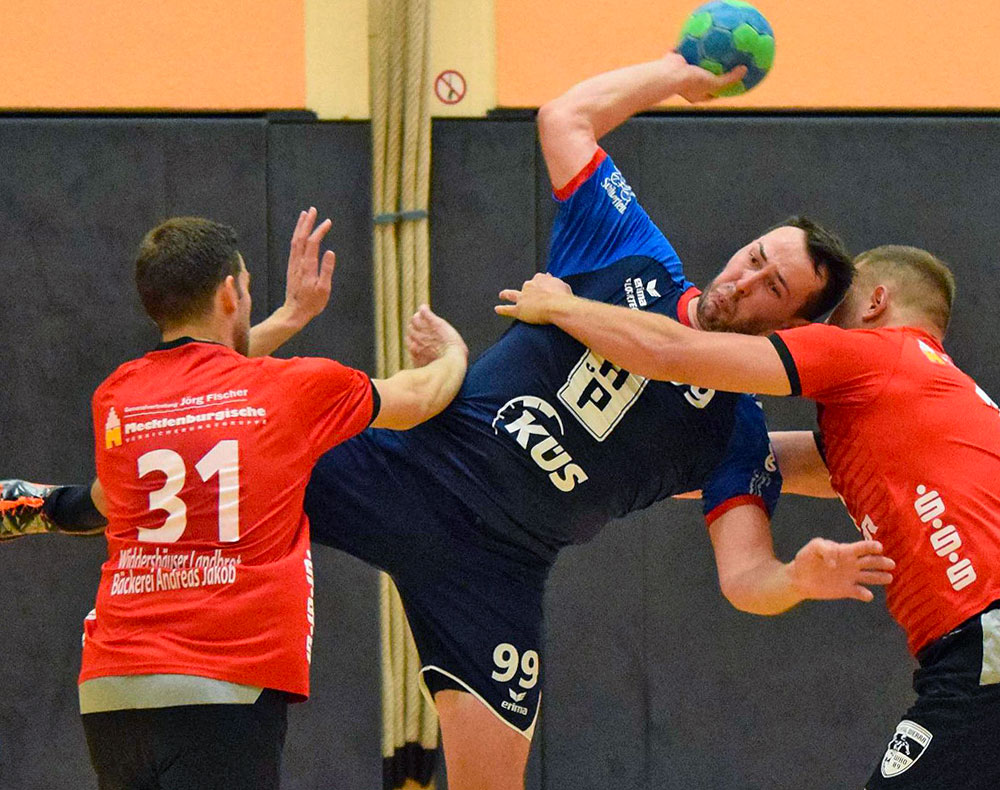 Wollen den Tabellenführer ärgern: Rotenburgs Bezirksoberliga-Handballer um Christian Eimer (Mitte), der hier gegen die WHO-Spieler Robin Schneider (links) und Sebastian Wolf zum Abschluss kommt.© Alicia Kreth