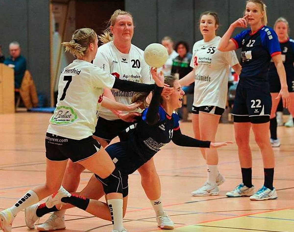 Durch die Mitte: Alina Hollstein (in Blau) setzt sich gegen zwei Hersfelderinnen durch. Foto: Stefan Kost-Siepl