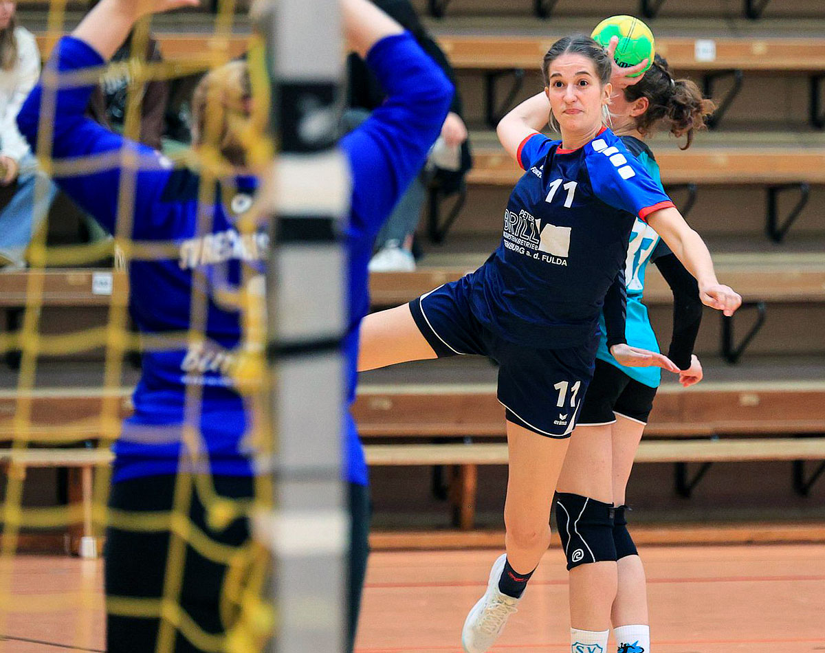 Im Torwurf: Alina Hollstein hat sich gegen die Reichensächser Defensive durchgesetzt. © Stefan Kost-Siepl