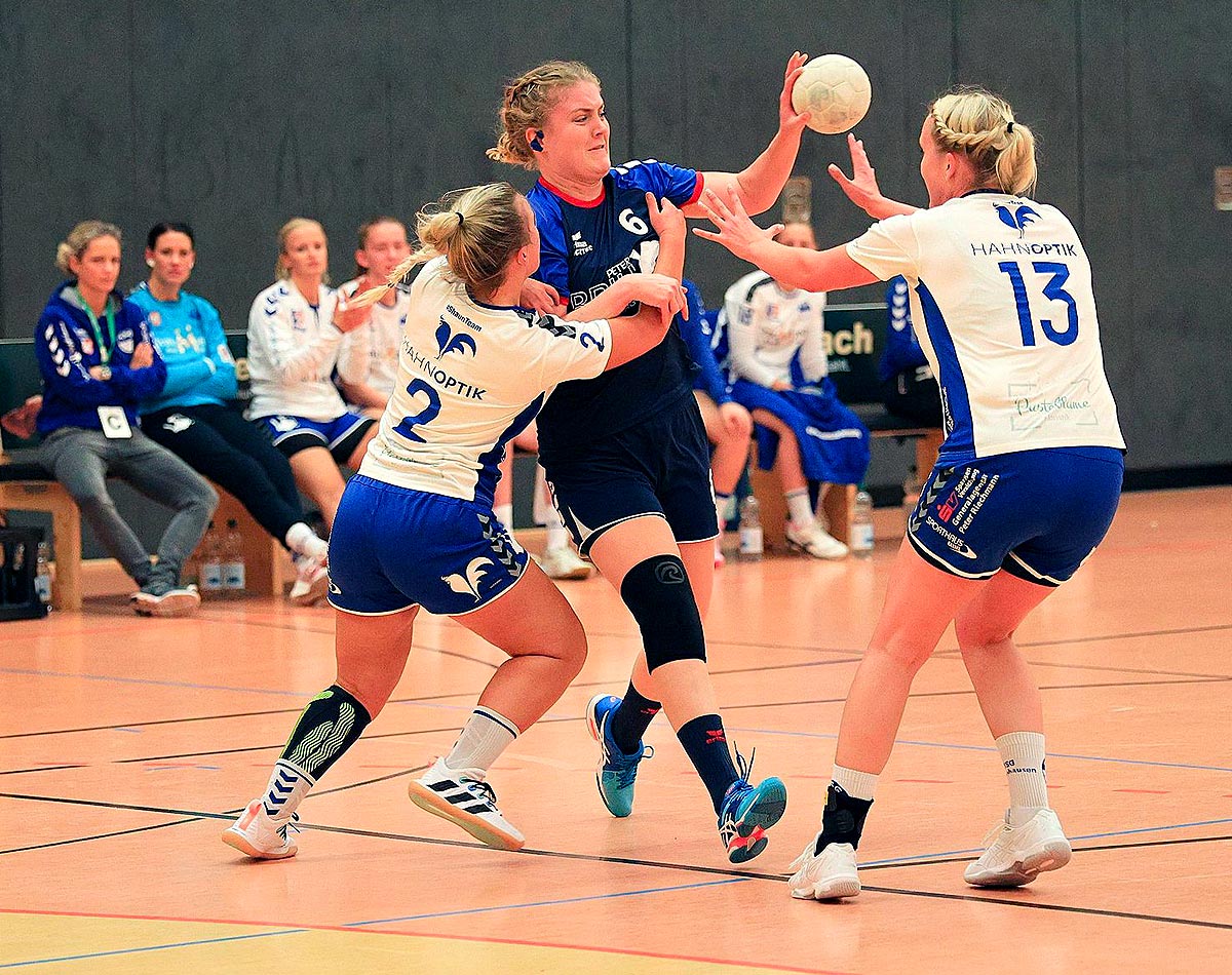 Fabienne Eidam von der TG Rotenburg (Mitte) versucht sich hier gegen die Dittershäuserinnen Melina Wilke (links) und Kathrin Kördel zu behaupten. Foto: Stefan Kost-Siepl Fabienne Eidam von der TG Rotenburg (Mitte) versucht sich hier gegen die Dittershäuserinnen Melina Wilke (links) und Kathrin Kördel zu behaupten. Foto: Stefan Kost-Siepl